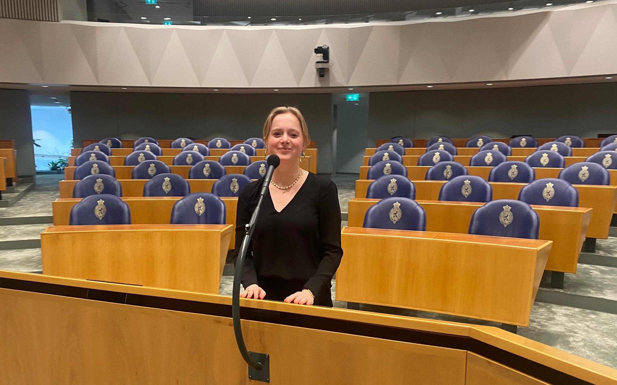 Nadine Uit Hoogeveen Loopt Stage In De Tweede Kamer In De Trein Doe