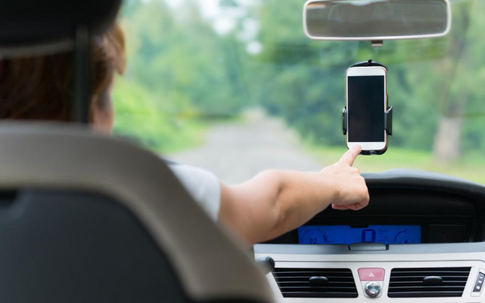 Ook Appen Vanuit De Auto Met Telefoon In Houder Blijkt Levensgevaarlijk