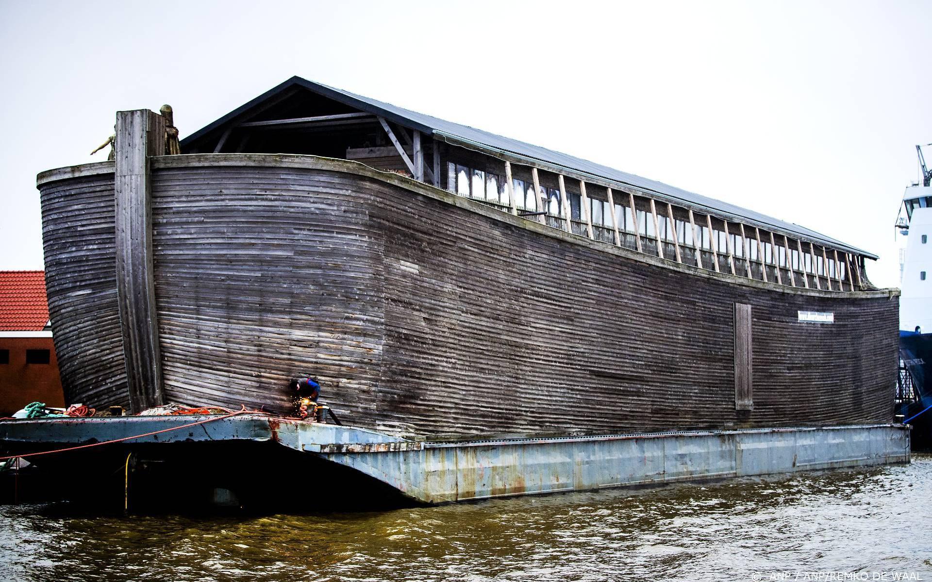 Onzeewaardige Replica Ark Van Noach Aan De Ketting In VK Dagblad