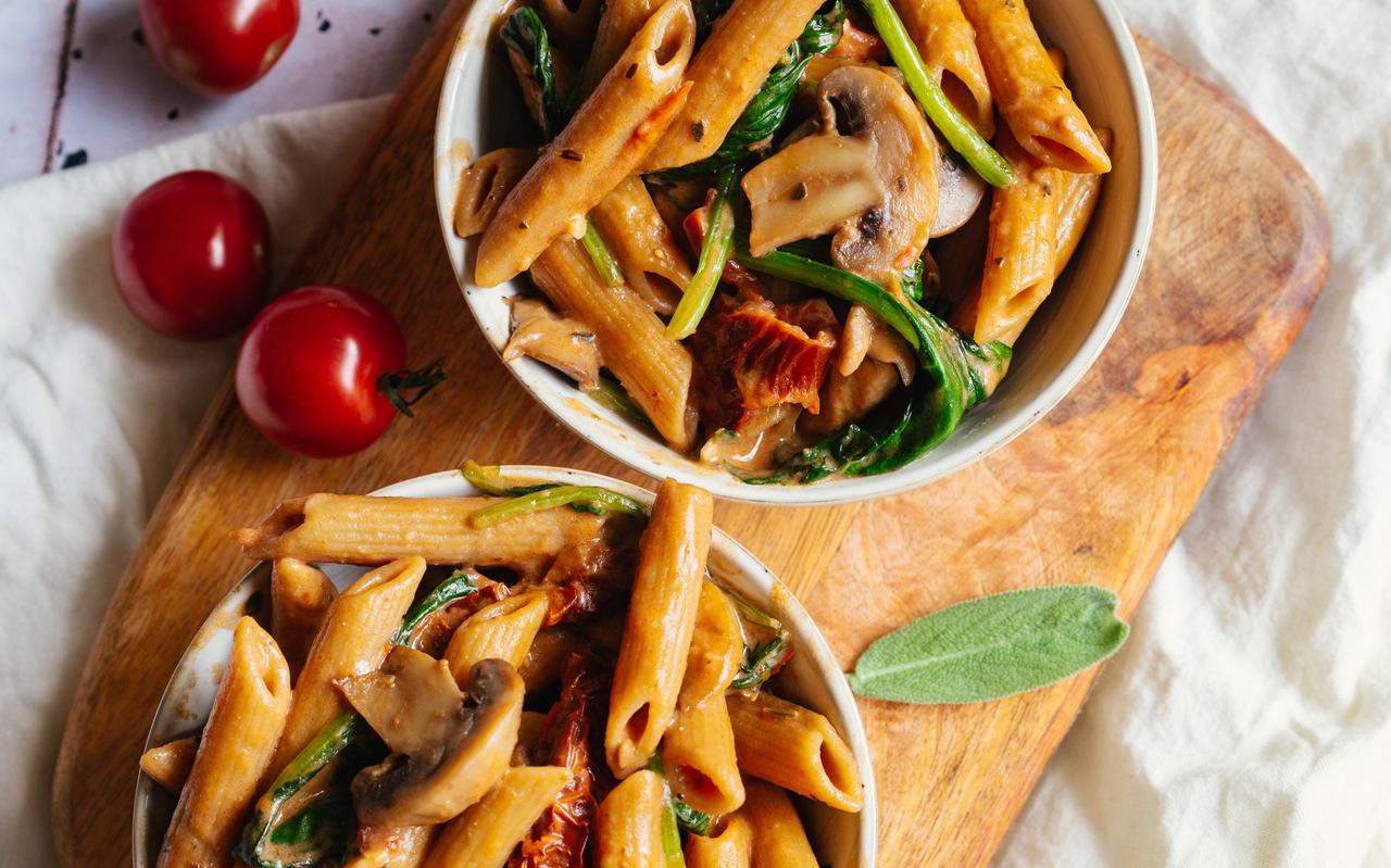 Maak Een Romige Pasta Met Zongedroogde Tomaten En Kip Voor Vier