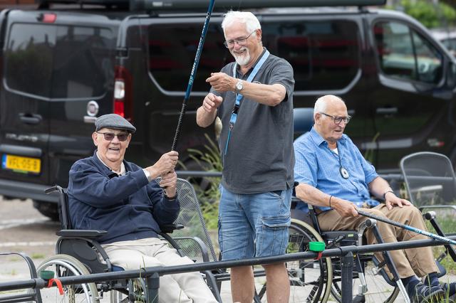 Cliënten van Treant Bilderdijk in Hoogeveen vissen met Bé Kleine van hengelsportvereniging Het Vette