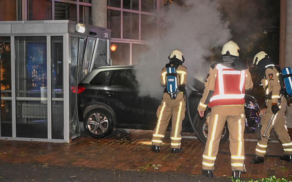 Brandende auto tegen toegangsdeur Compagnieshuis.