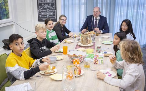 Burgemeester Loohuis kwam met de leerlingen van Juliana Stolberg ontbijten.
