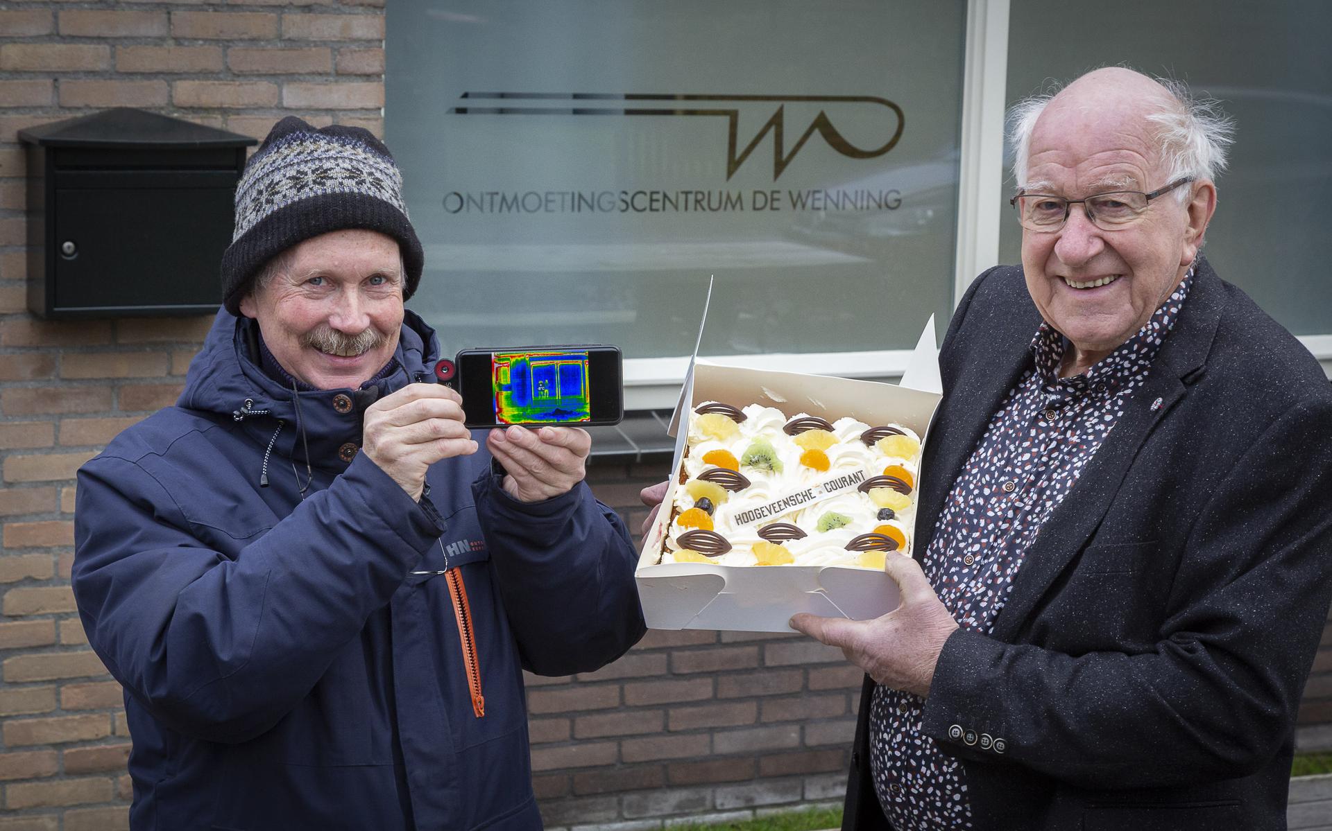 Taart voor de organisatie van Pesse Energie Neutraal. Bert Buiten (links) en Bert Willigenburg nemen de taart in ontvangst.