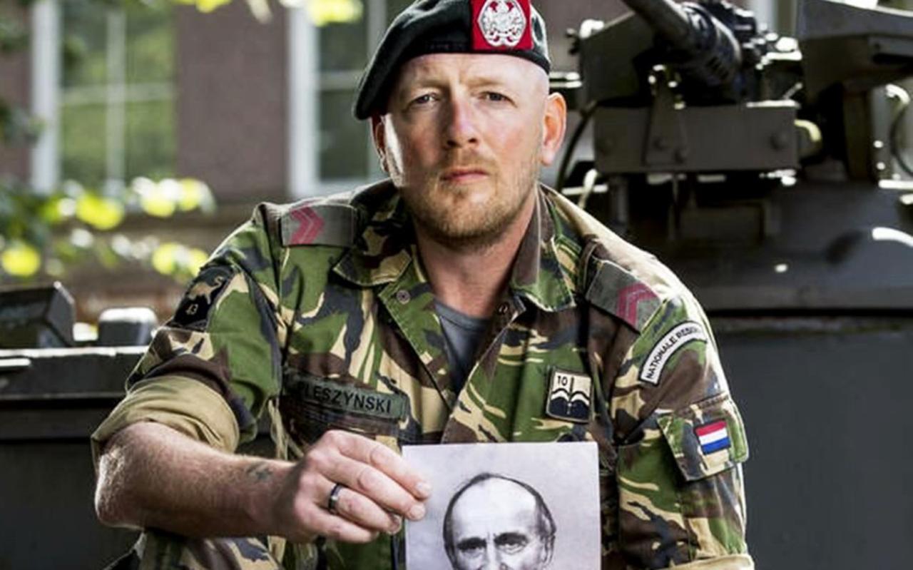 Reservist Bas Pleszynski met in zijn handen een foto van zijn opa, een veteraan.