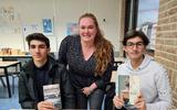 Mentor Britt de Gooijer is benieuwd welke boeken leerlingen Mohamad en Shirkou Ghazni hebben uitgezocht.