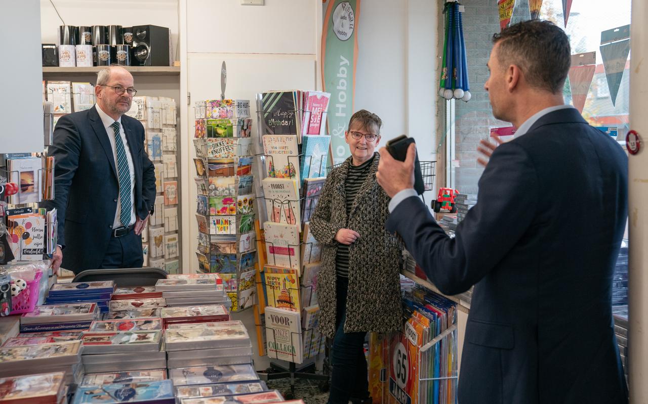 Burgemeester Karel Loohuis en Tweede-Kamerlid Mark Strolenberg bezochten onderneemster Riet Dekker in Hollandscheveld. Burgemeester Karel Loohuis en Tweede-Kamerlid Mark Strolenberg bezochten onderneemster Riet Dekker in Hollandscheveld.