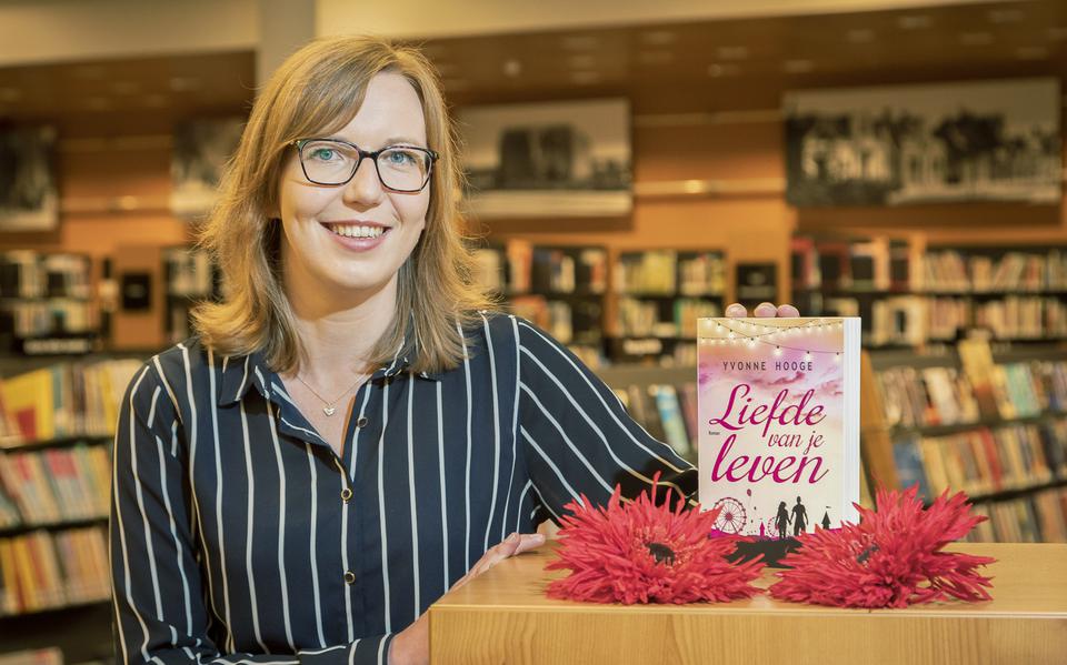 Schrijfster Yvonne Hooge met haar roman Liefde van je Leven in de bibliotheek.