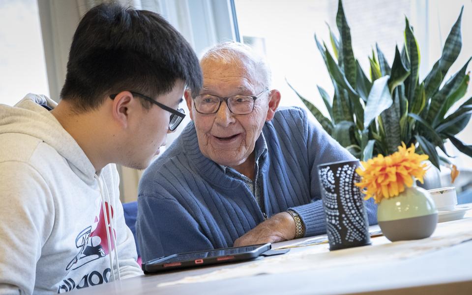 Leerlingen van het Alfa-college kunnen ook aan de slag in de ouderenzorg.