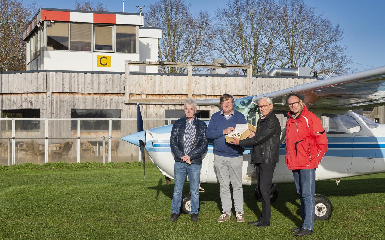 Op de foto van links naar rechts: leerlingvlieger Lammert van Kammen, instructeur Joan Vos,
voorzitter Stichting Vliegveld Hoogeveen Jur Stavast en havenmeester Freek Dijkstra Op de foto van links naar rechts: leerlingvlieger Lammert van Kammen, instructeur Joan Vos,
voorzitter Stichting Vliegveld Hoogeveen Jur Stavast en havenmeester Freek Dijkstra