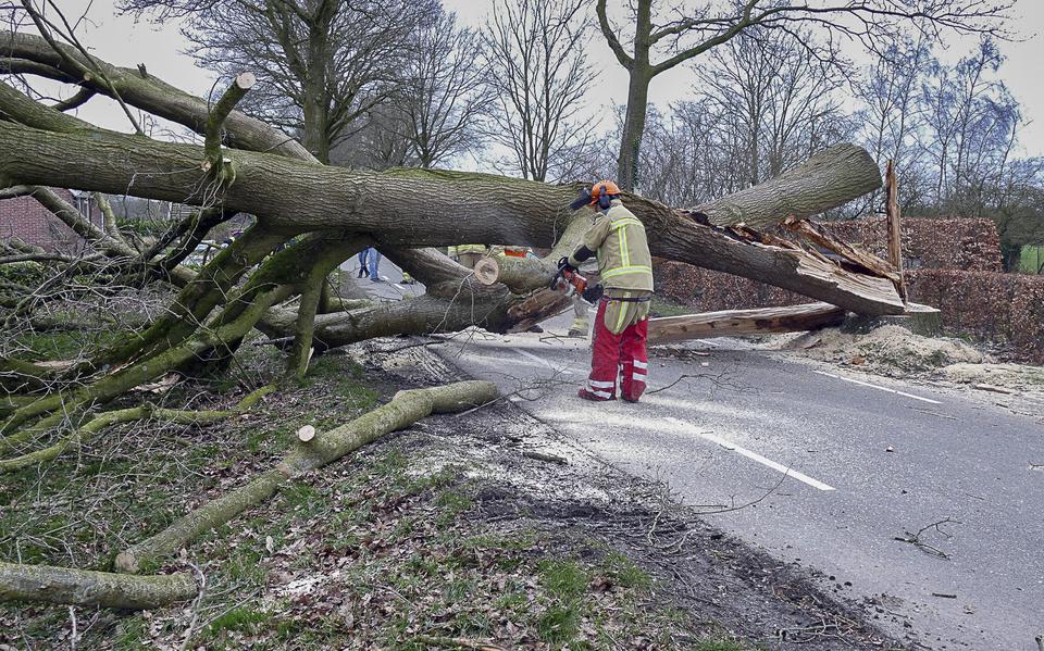 Brandweer Maakt Einde Aan Gevaar Aan Reindersweg In Pesse Beschadigde