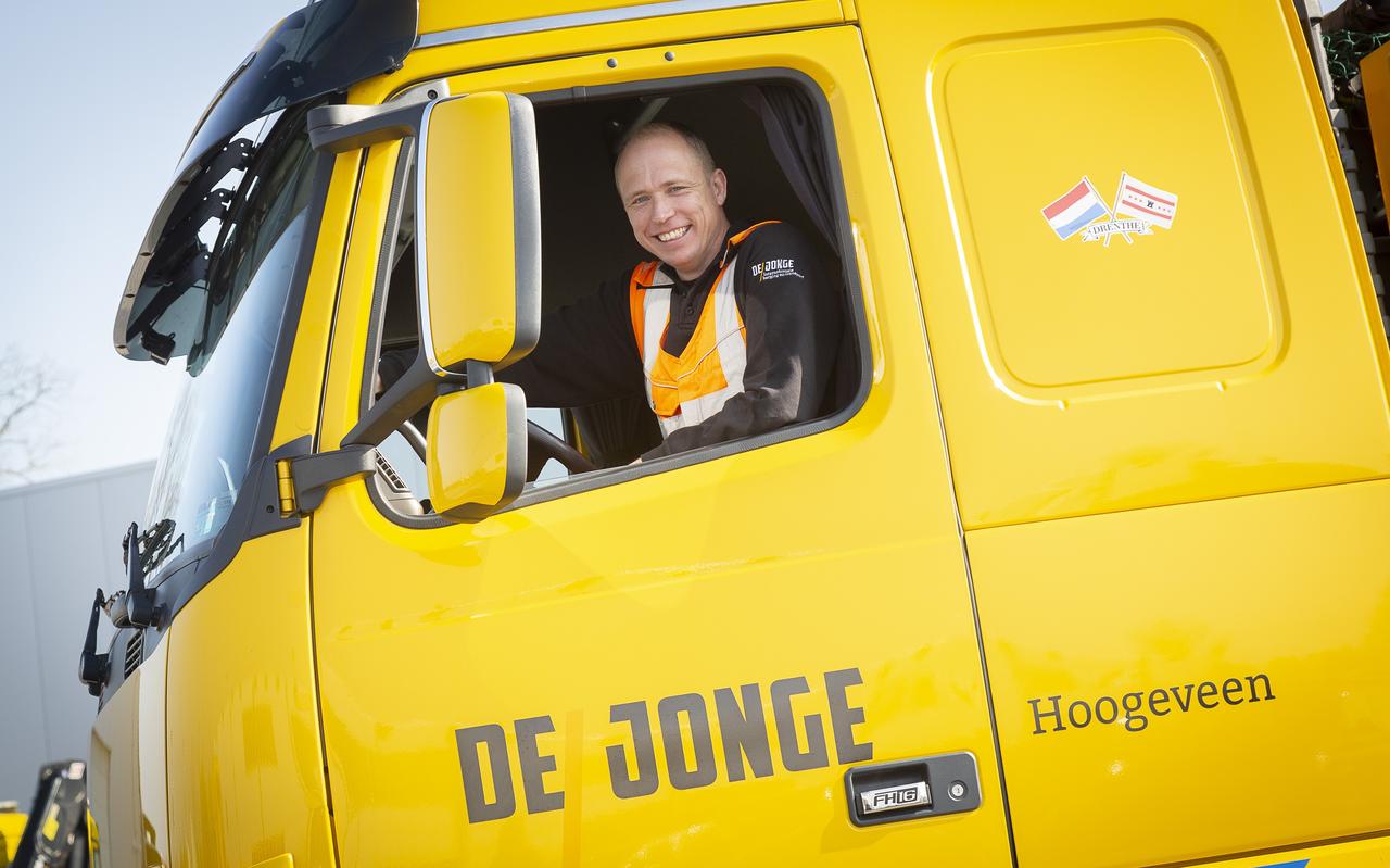 Chauffeur Terence Smit in de vrachtwagen waarin hij maandagavond reed. Juist omdat hij hierin hoog zit, ontdekte hij een auto die diep in een sloot lag. Chauffeur Terence Smit in de vrachtwagen waarin hij maandagavond reed. Juist omdat hij hierin hoog zit, ontdekte hij een auto die diep in een sloot lag.