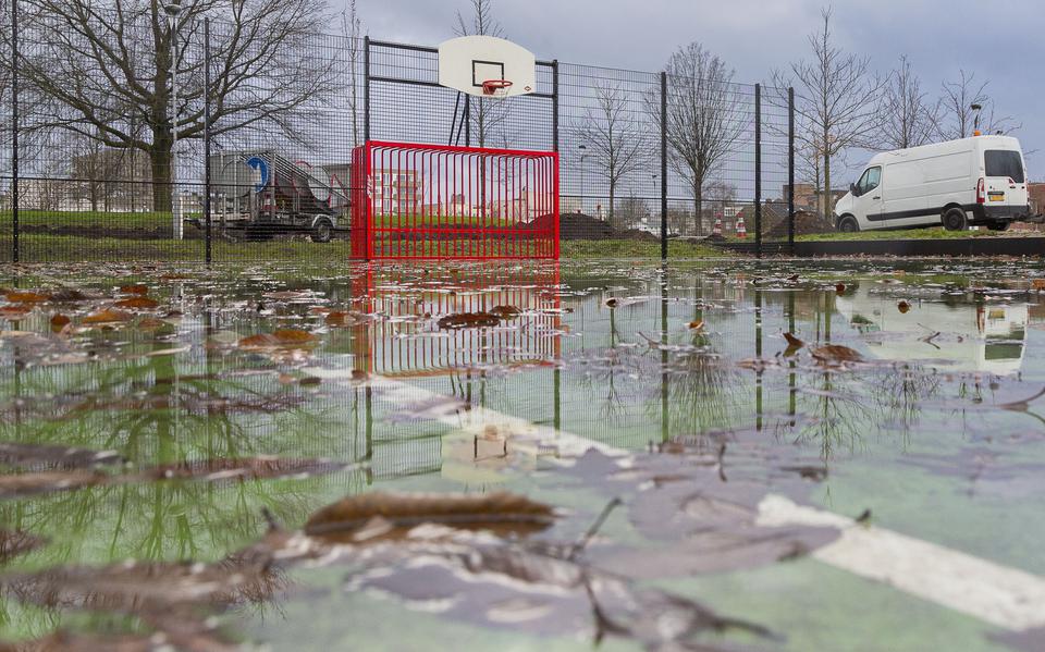 De wateroverlast op het sportveld van Park Dwingeland.