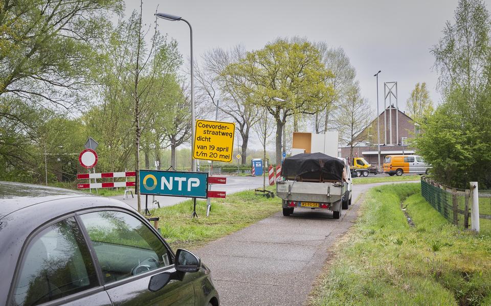 Vorig jaar werd de Coevorderstraatweg aangepast, onder meer door de aanleg van nieuwe drempels. Die gaan nu deels weer weg. 