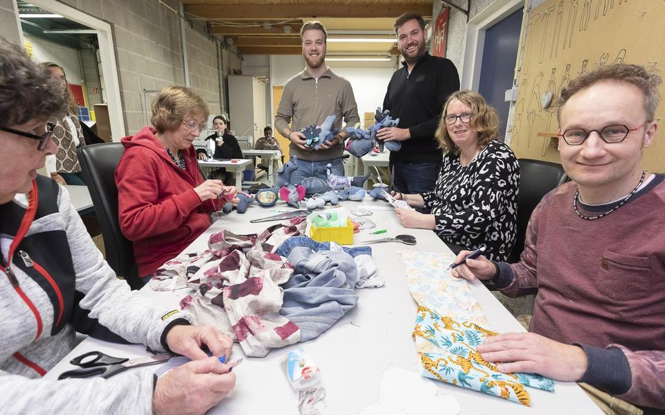 Oude spijkerbroeken krijgen een nieuw leven als knuffel. De Jongens en