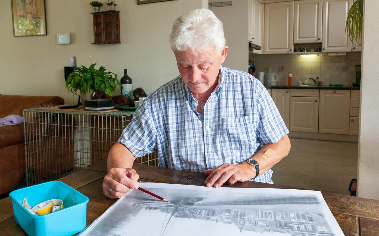 Ron Ehrhardt maakt potloodtekeningen van oude Hoogeveense gebouwen. Hij is nu bezig met een tekening van Hoogeveen Noord.