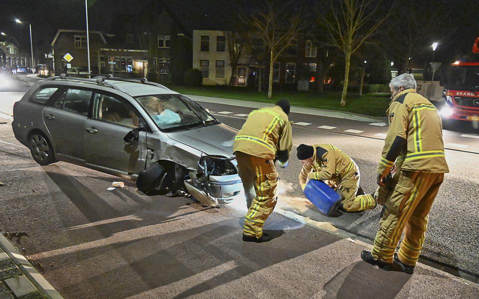Brokkenpiloot verlaat plek van ongeval in Hoogeveen.