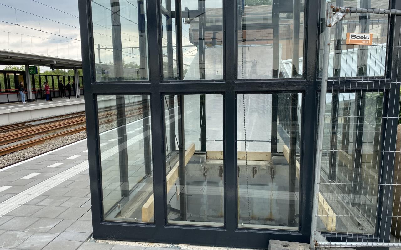 oppervlakkig zegevierend troon Nieuwe lift op station Hoogeveen na eerste dag al tijdelijk buiten gebruik  - Dagblad van het Noorden