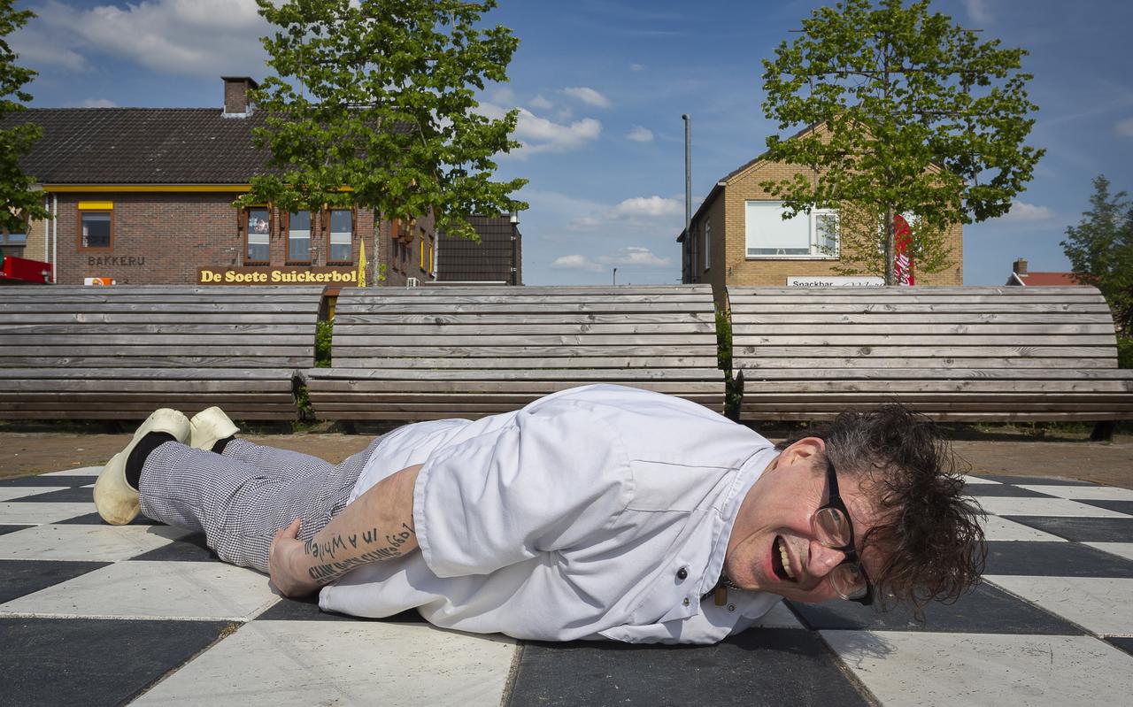 Dick Bosman wil het wereldrecord planking verbeteren. Dick Bosman wil het wereldrecord planking verbeteren.