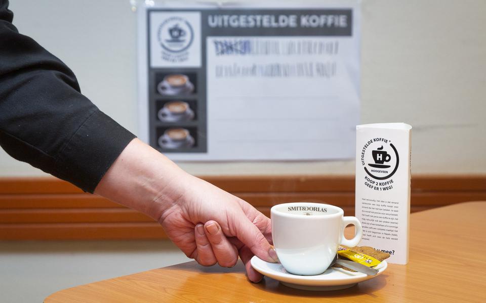 Actie 'Uitgestelde Koffie' bij konditorei d'Inschieter van Bakkerij Mulder in de Hoofdstraat.