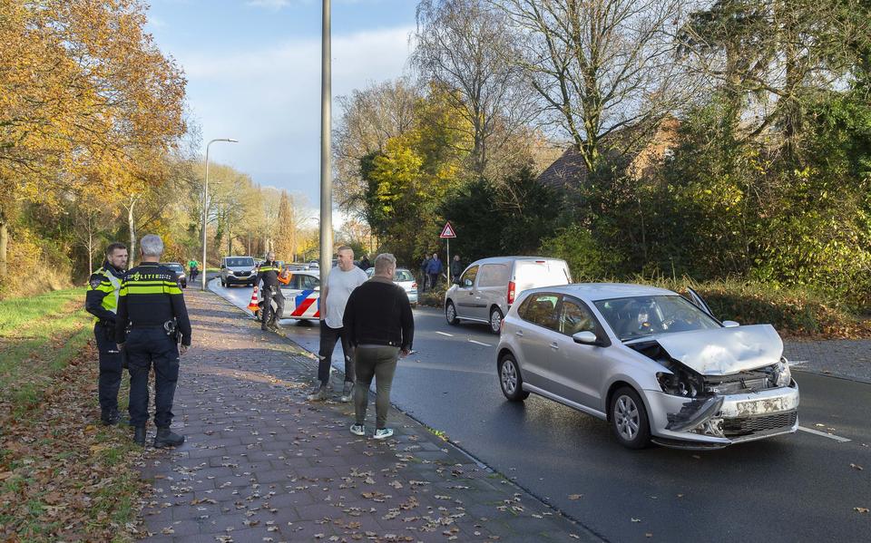 Kop-staartbotsing op de Zuidwoldigerweg in Hoogeveen leidt tot flinke schade. Kop-staartbotsing op de Zuidwoldigerweg in Hoogeveen leidt tot flinke schade.