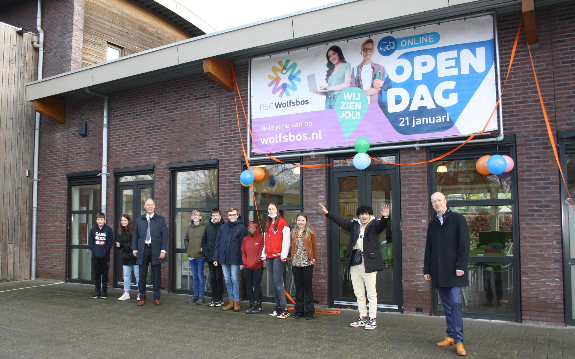 De feestelijke onthulling van het nieuwe logo.