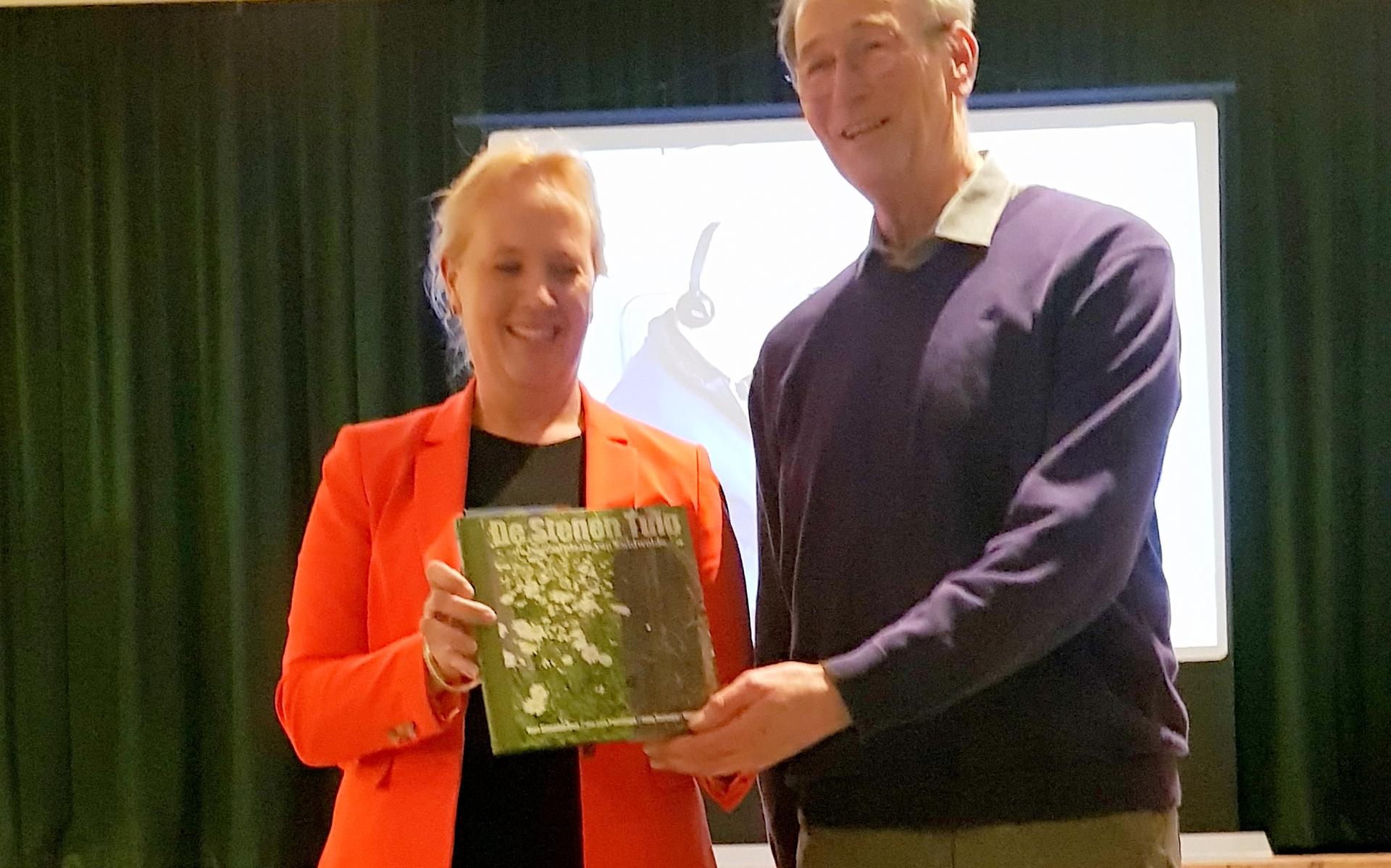 Burgemeester Nieuwenhuizen ontvangt het eerste exemplaar uit handen van Joop Verburg , voorzitter van Natuurvereniging Zuidwolde.
