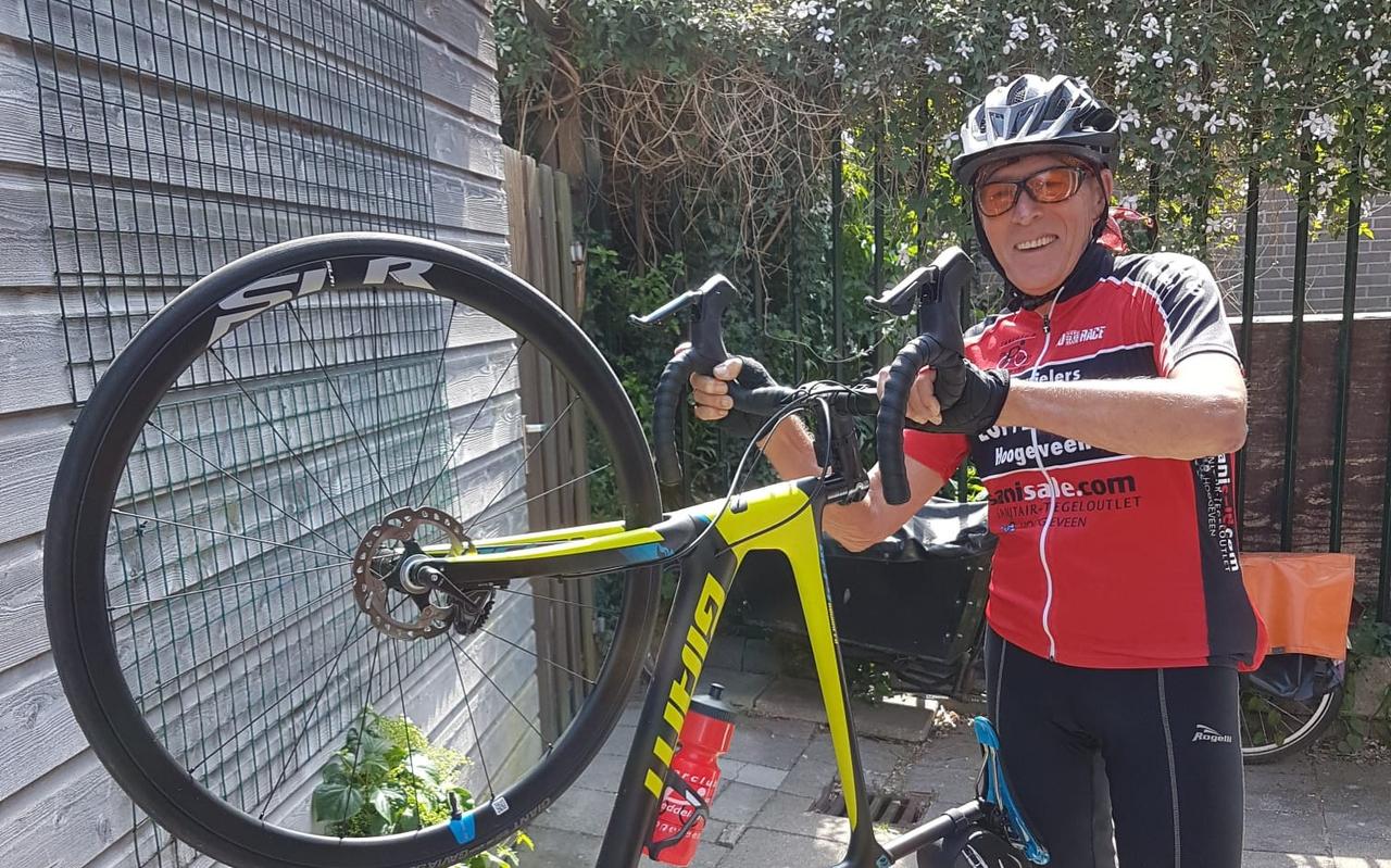 Jan Terbraak met de racefiets. Jan Terbraak met de racefiets.