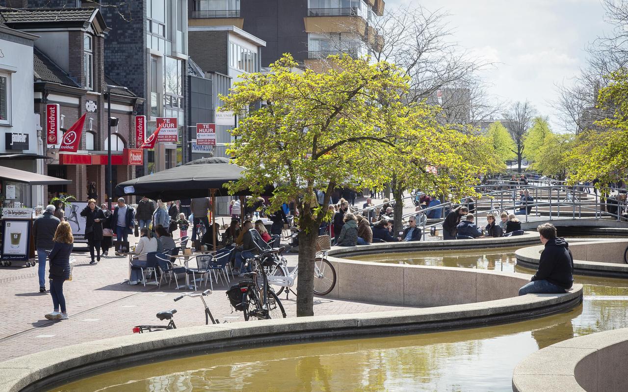 De Hoofdstraat staat centraal in het kernwinkelgebied van Hoogeveen. De Hoofdstraat staat centraal in het kernwinkelgebied van Hoogeveen.