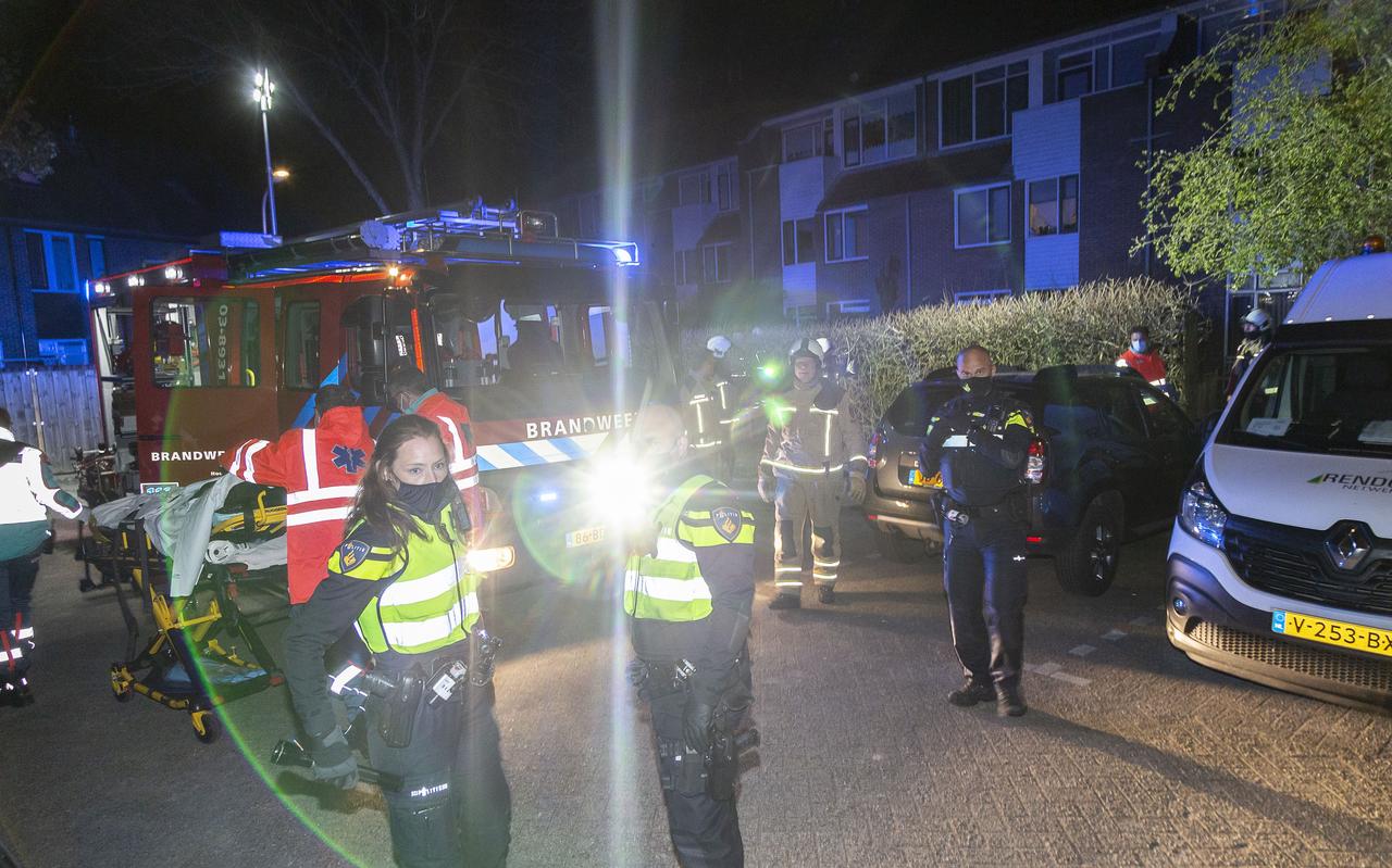 Een politieagent schijnt met zijn zaklantaarn in de camera van André Weima in een poging te voorkomen dat hij fotografeert tijdens een brand. Een politieagent schijnt met zijn zaklantaarn in de camera van André Weima in een poging te voorkomen dat hij fotografeert tijdens een brand.