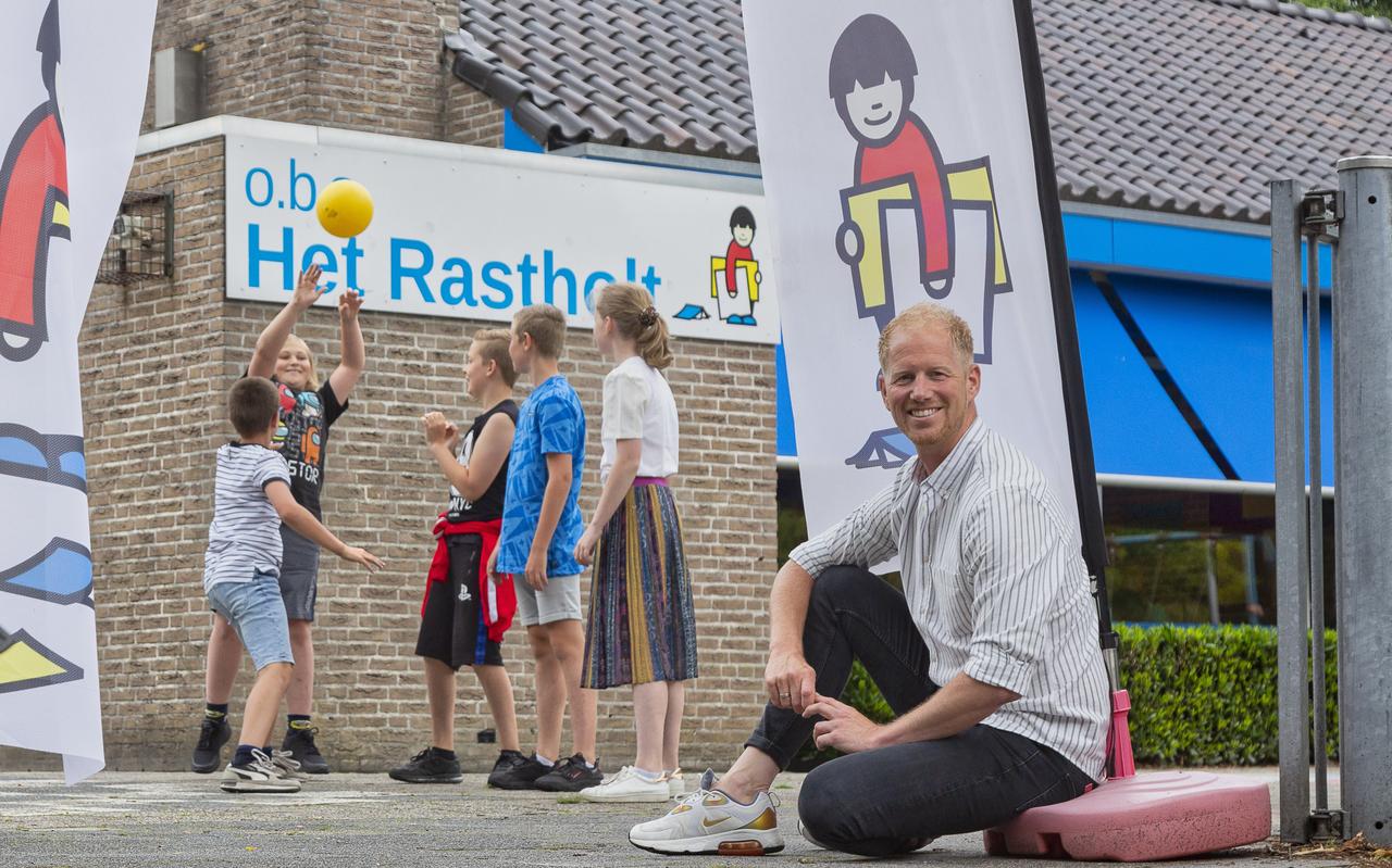 Directeur Het Rastholt Jarno Zwiers op het schoolplein. Directeur Het Rastholt Jarno Zwiers op het schoolplein.