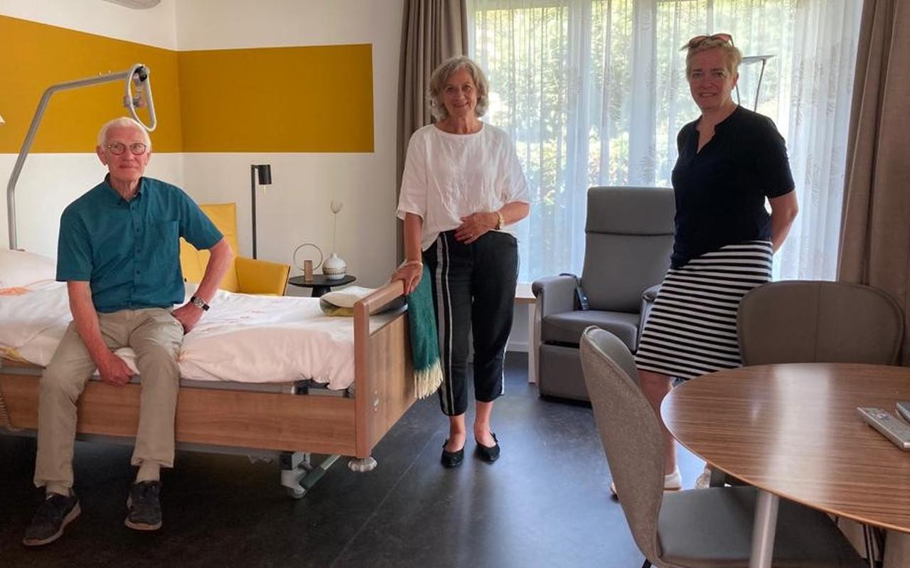 Van links naar rechts Henk Faber, Catrien van Haeften en Esther van Dijk in een van de vernieuwde gastenkamers. Van links naar rechts Henk Faber, Catrien van Haeften en Esther van Dijk in een van de vernieuwde gastenkamers.