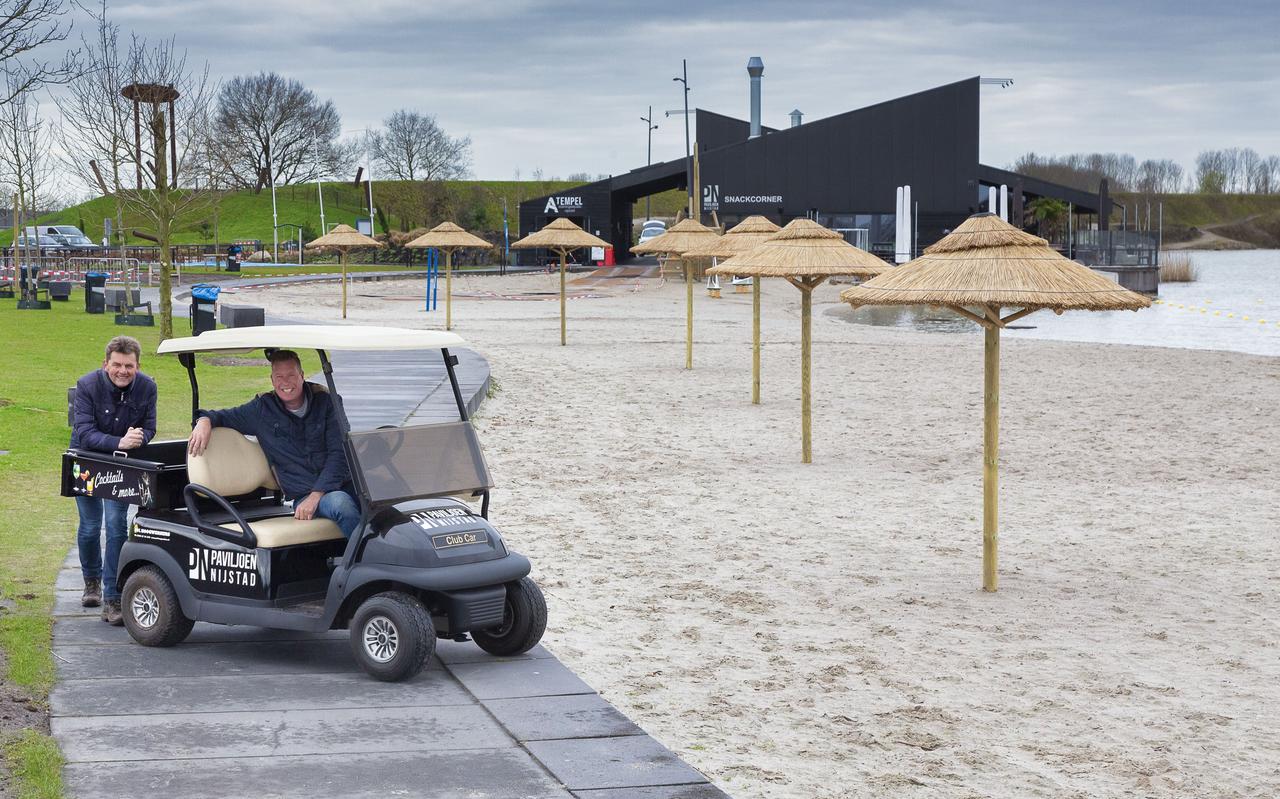 Bert Zuidema (links) en Henri Offerein op het vernieuwde Strand Nijstad. Bert Zuidema (links) en Henri Offerein op het vernieuwde Strand Nijstad.