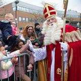 Sinterklaas en zijn pieten worden warm onthaald in Hoogeveen (+foto's ...