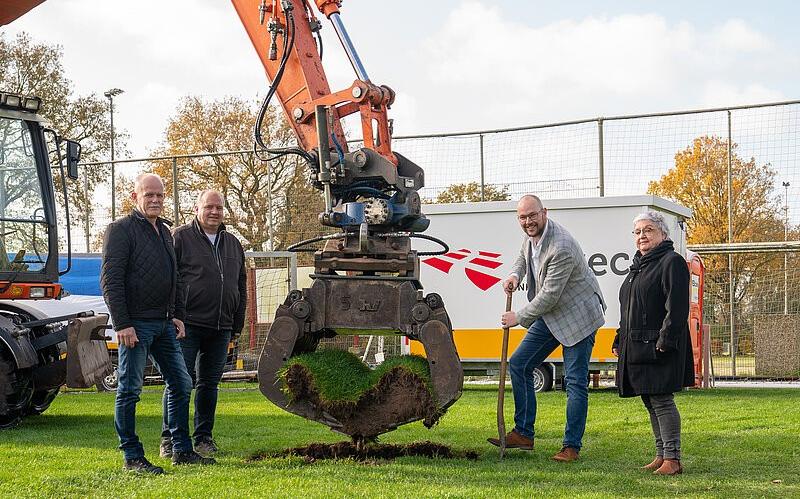 Wethouder Wind en Jan Benjamins geven startschot woningbouw in Elim