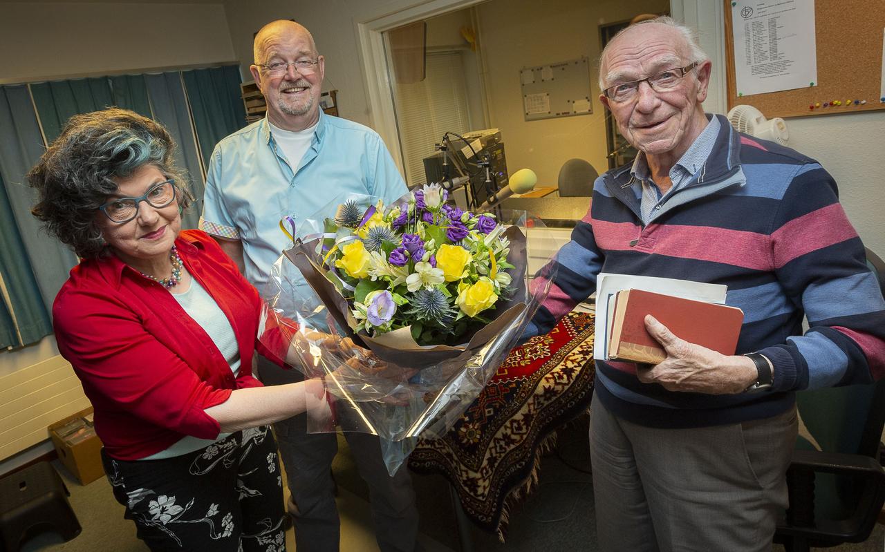 Van links naar rechts Ria Ferment, Jan Bijl en ds. Brienen in de studio van de Hoogeveense Zieken- en Bejaarden Omroep. Van links naar rechts Ria Ferment, Jan Bijl en ds. Brienen in de studio van de Hoogeveense Zieken- en Bejaarden Omroep.