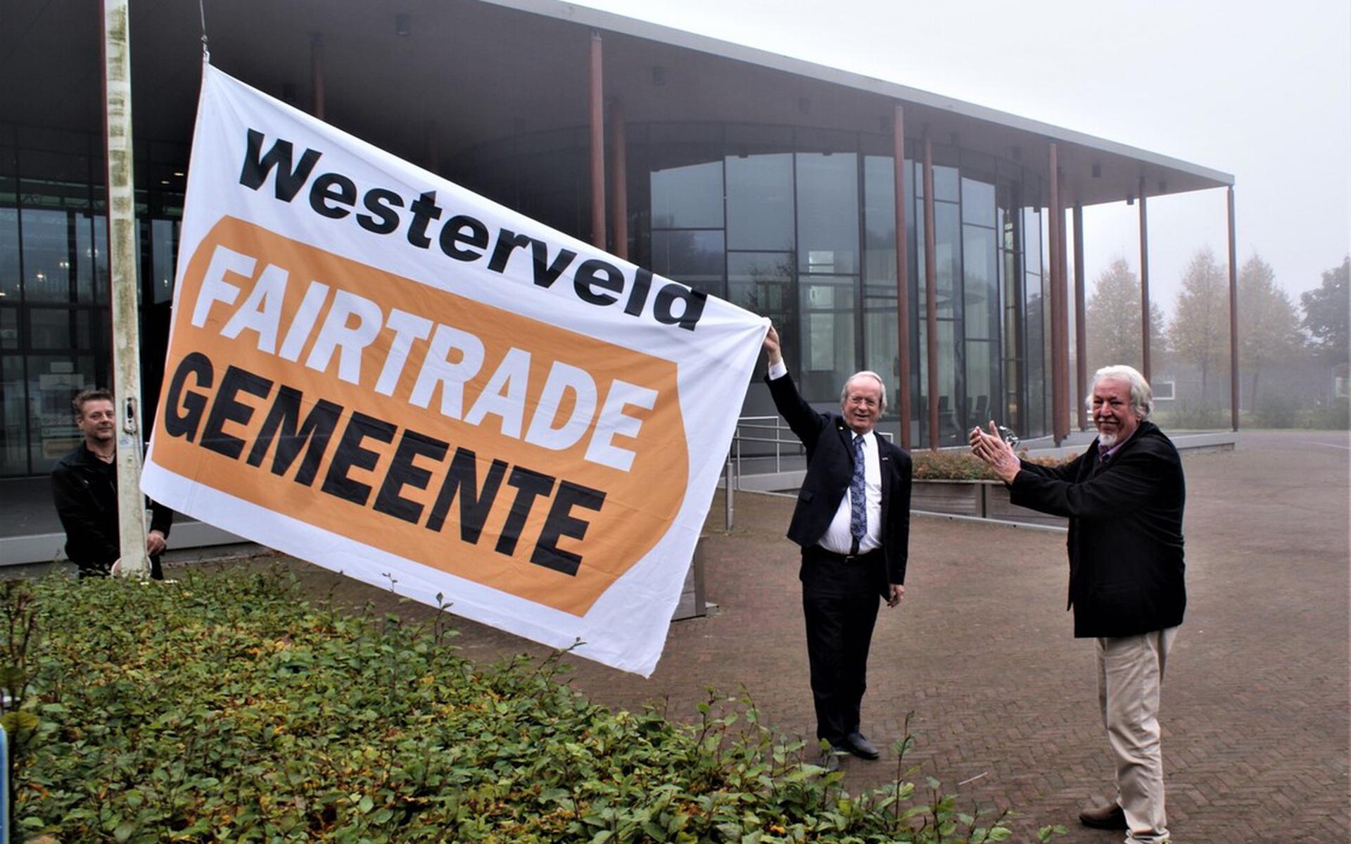 Onder toeziend oog van voorzitter Jan Langenkamp van de Fairtrade werkgroep Westerveld, hees burgemeester Rikus Jager in Diever in 2022 de Fairtrade-vlag. 