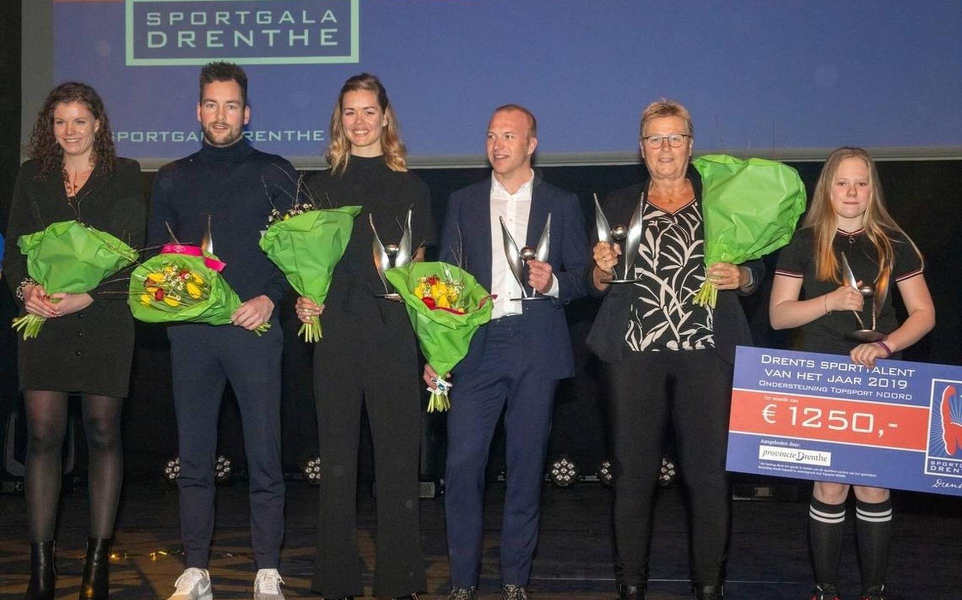 Alle winnaars van het Sportgala Drenthe 2020 op een rij. Assistent Rick Wessel van DOS'46, Sportvrouw Lieke Nooijen, Sportman Frank Vreugdenhil, trainer/coach van het jaar Jennie Nijenhuis en Sporttalent Lieke van der Aa.
