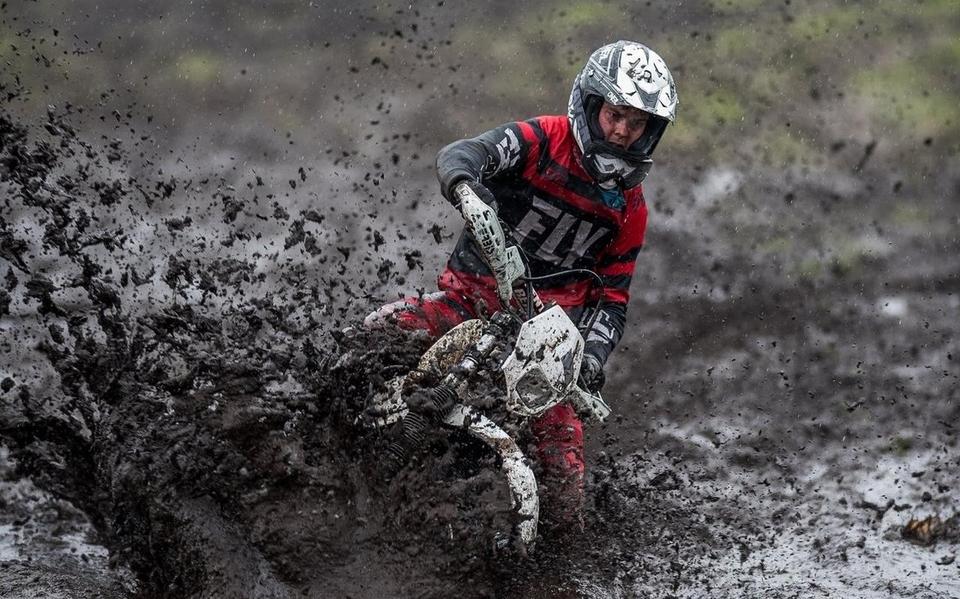 Het was af en toe echt ploeteren geblazen voor de deelnemers aan de offroadrit in Ruinen.