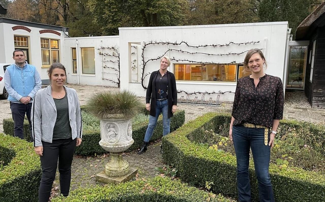 Welzijnswerker Henk van der Meer, de praktijkondersteuners Hanna Stegeman en José Kranendonk en huisarts Jacoline van der Weel voor de praktijk in Frederiksoord. Welzijnswerker Henk van der Meer, de praktijkondersteuners Hanna Stegeman en José Kranendonk en huisarts Jacoline van der Weel voor de praktijk in Frederiksoord.