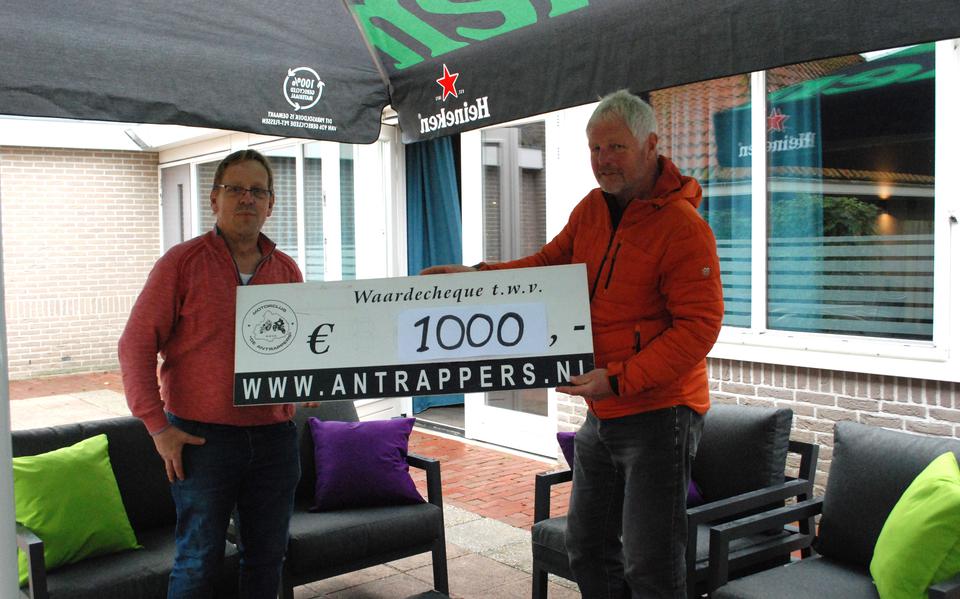 Beheerder Mark van Braam nam de cheque van 1000 euro in ontvangst van Arend Klomp.