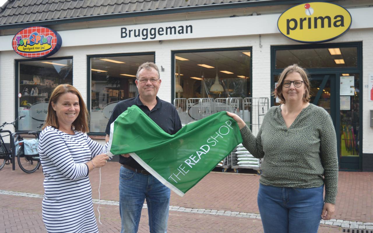 Betty en Bert Strijker dragen de vlag van The Read Shop alvast over aan Wendy Bruggeman. Betty en Bert Strijker dragen de vlag van The Read Shop alvast over aan Wendy Bruggeman.