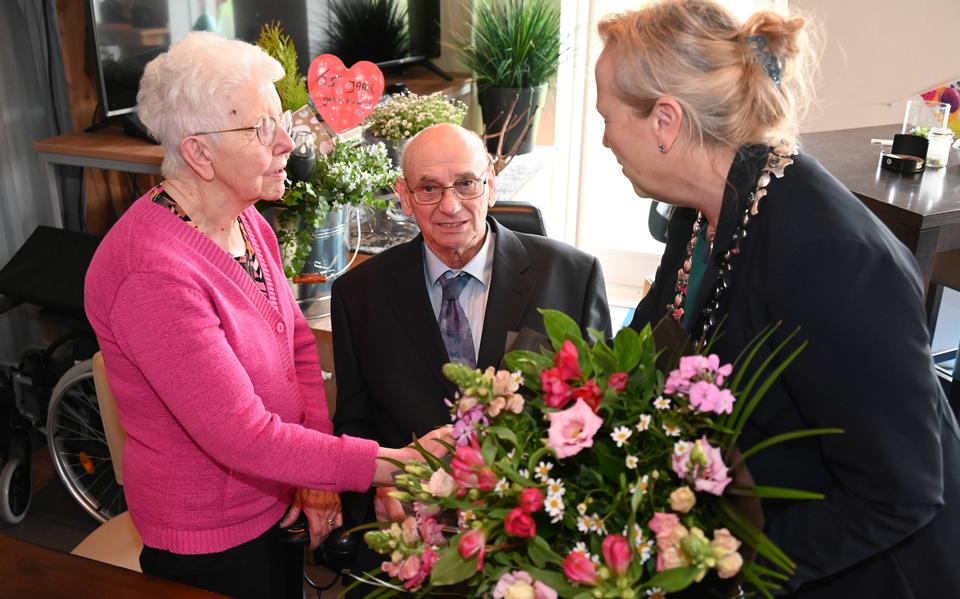 Felicitaties en bloemen van burgemeester Inge Nieuwenhuizen voor Anne en Jennie Dunning in Ruinen.