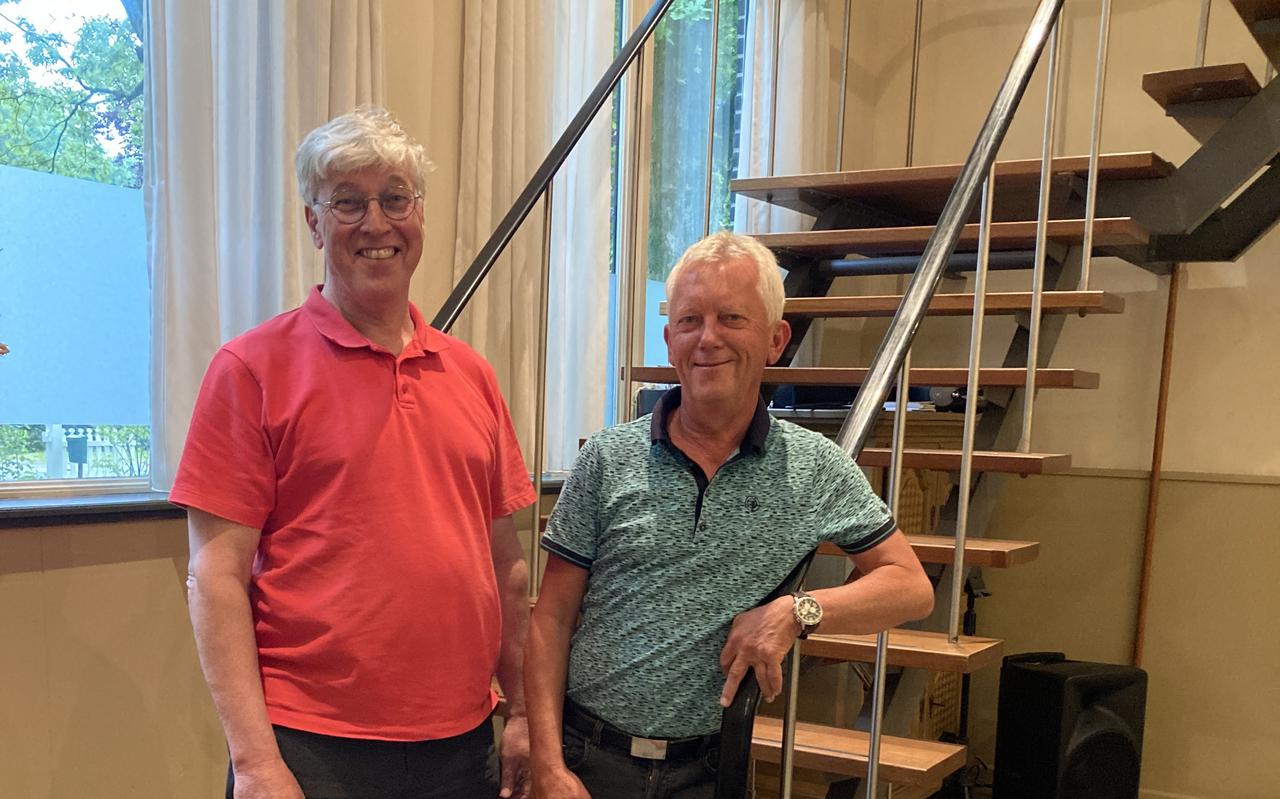 Bert Robbe (l) en Adri Lugtmeier van het Meppeler Mannenkoor vragen na de verkoop van hun school eerst financieel advies.
