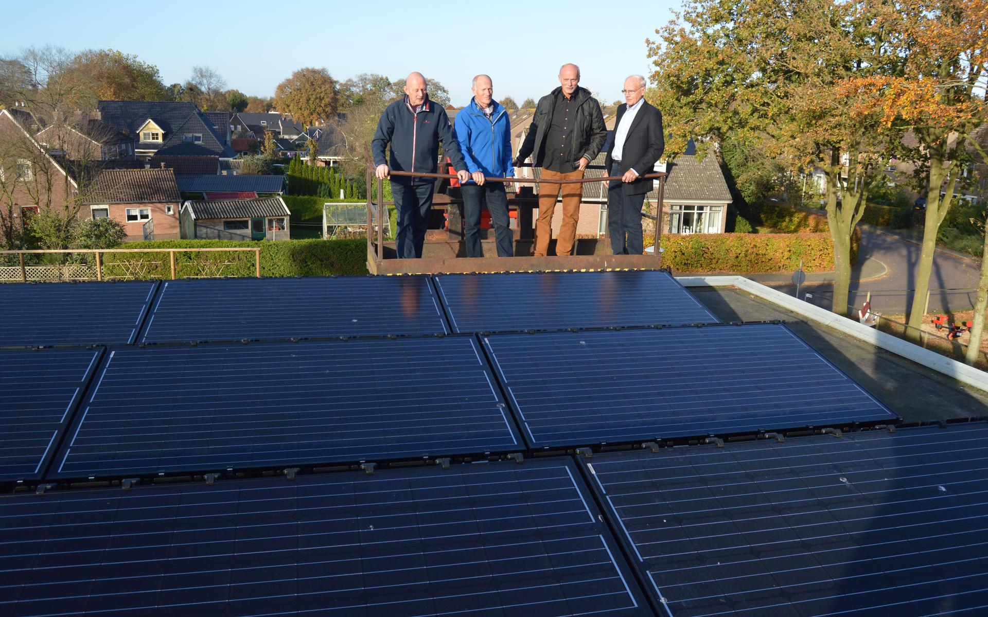 Op het platte dak van 't Markehuus in Veeningen werden in 2014 al zonnepanelen geplaatst. Nu is het dak toe aan renovatie en die offerte liegt er niet om.