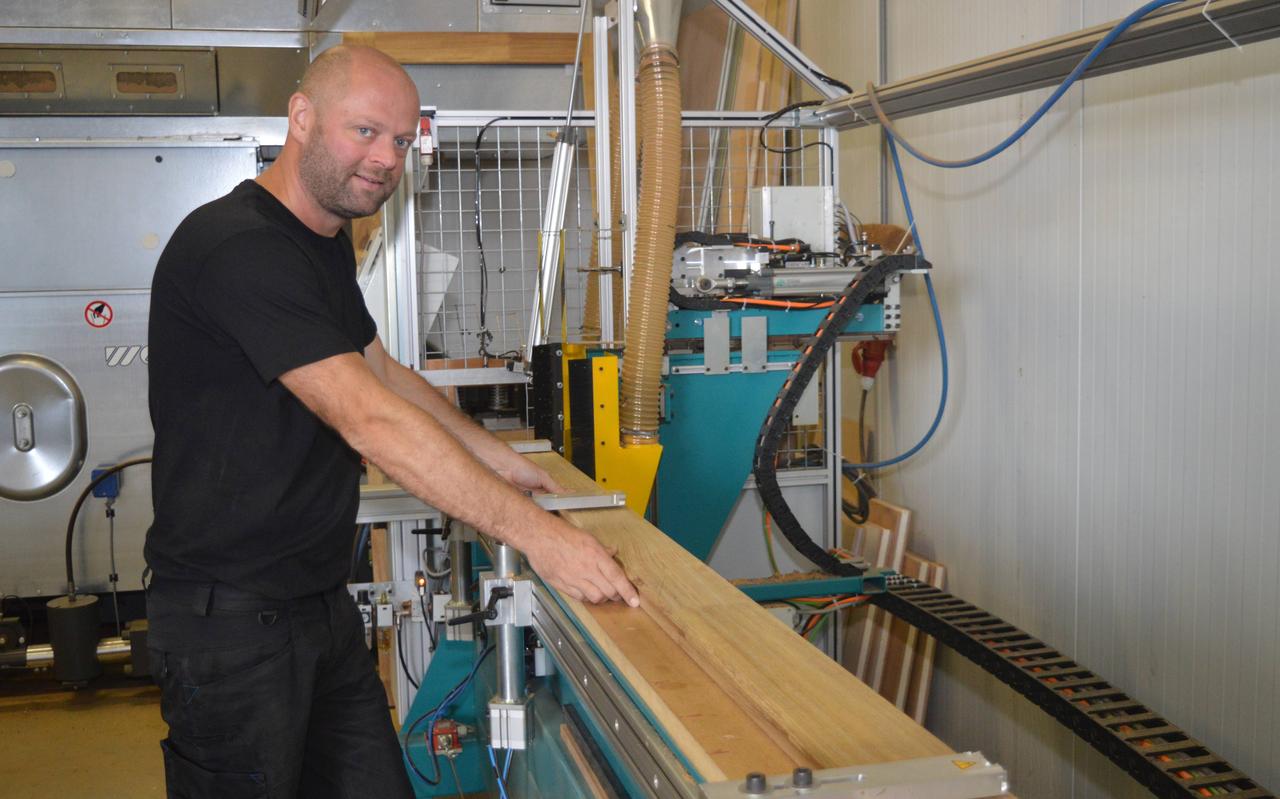 Gerben Bruins aan het werk in zijn werkplaats, als het bestemmingsplan rond is, gaat hij een nieuw pand bouwen op Hoge Akkers. Gerben Bruins aan het werk in zijn werkplaats, als het bestemmingsplan rond is, gaat hij een nieuw pand bouwen op Hoge Akkers.