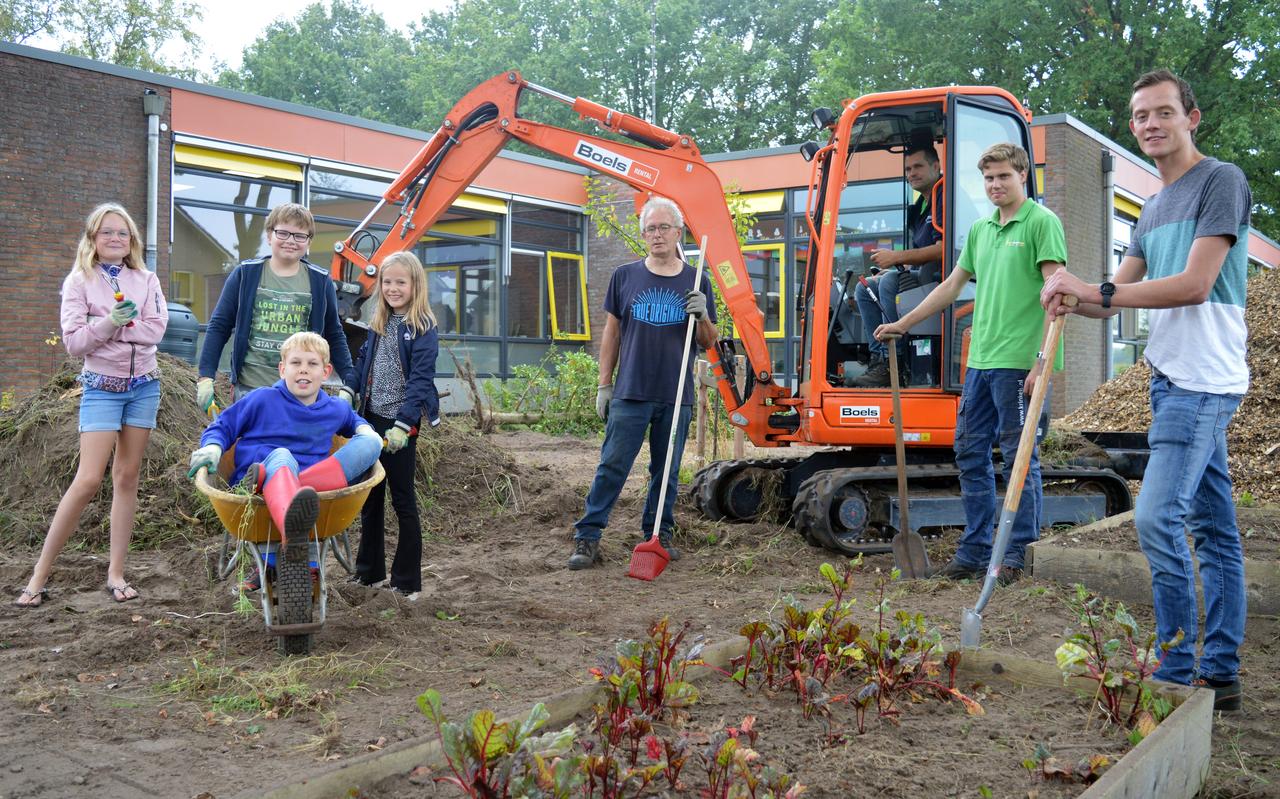 Leerlingen van groep 8 in actie samen met de mannen van Krinkels Zuidwolde. Rechts Mark Lijster. Leerlingen van groep 8 in actie samen met de mannen van Krinkels Zuidwolde. Rechts Mark Lijster.