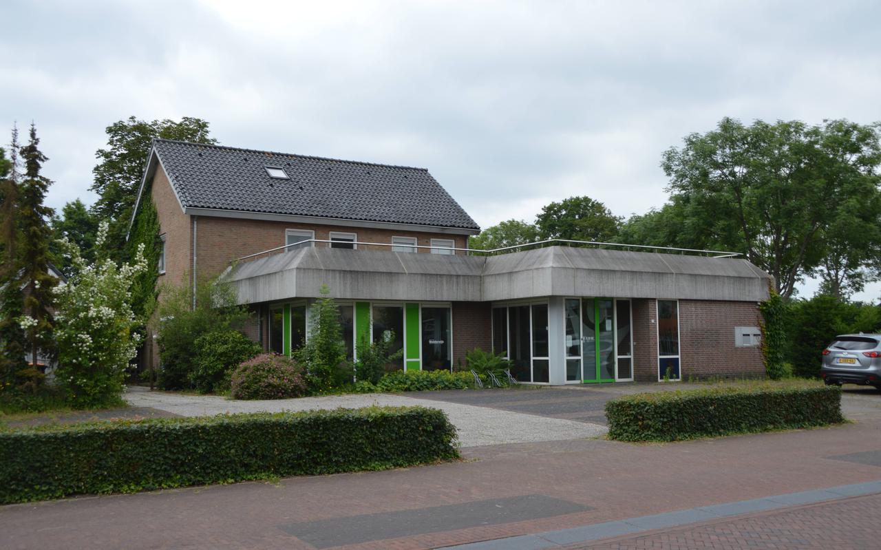 De voormalige SNS-bank, daarna hoofdkantoor van onderwijsorganisatie Wolderwijs, op de hoek Dijkhuizen - Vorenwolde, moet plaatsmaken voor het zestien meter hoge en robuuste Blijdenstede.