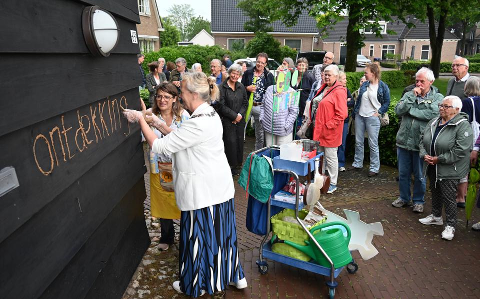 Burgemeester Inge Nieuwenhuizen bekwaamde zich bij de opening van Grensloos Kunst Verkennen in eco-graffiti.