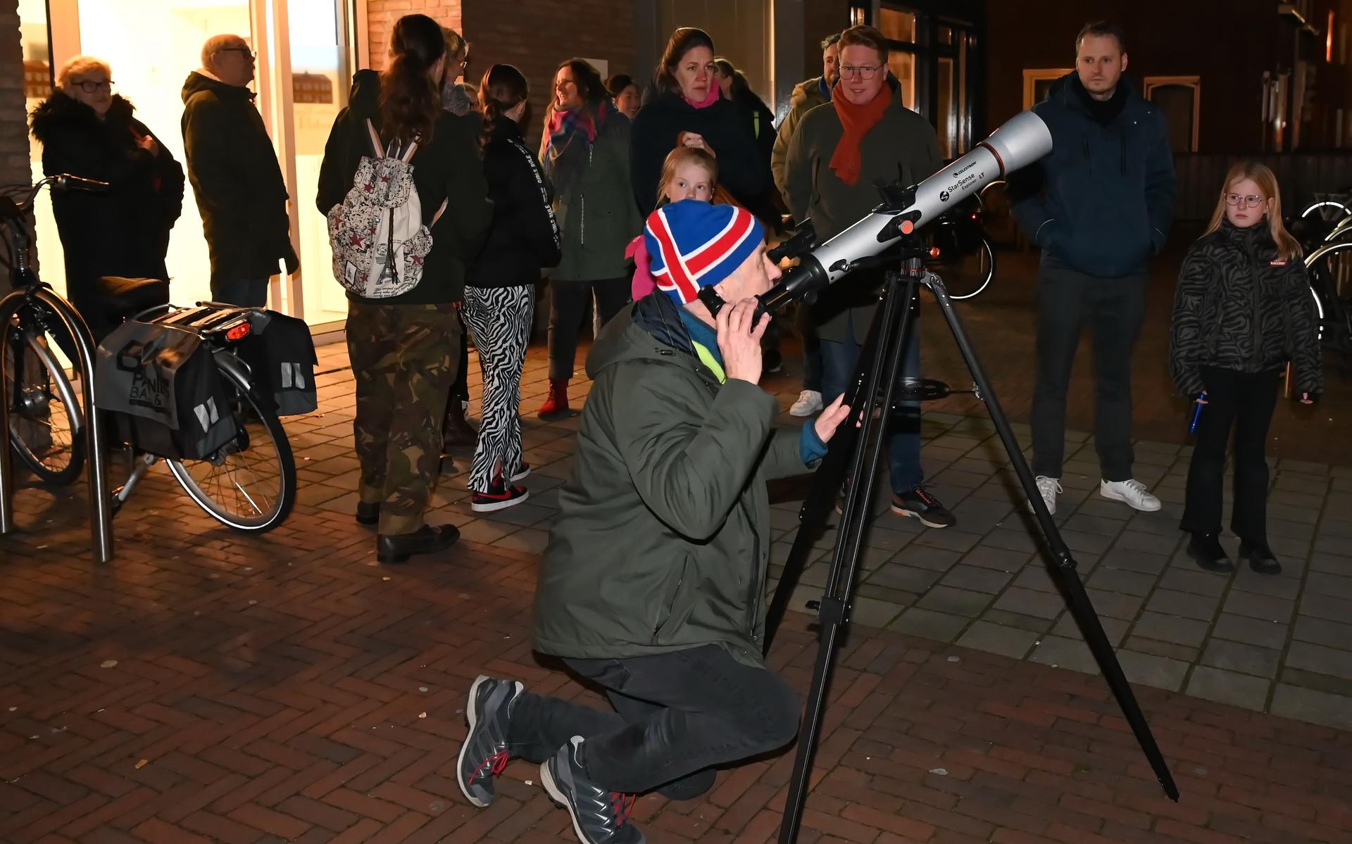 Er was veel belangstelling voor de sterrenwandeling, waarbij de leentelescopen van de bibliotheek werden ingewijd.